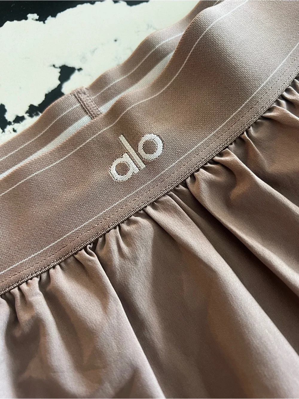 ALO Yoga Women's Match Point Athletic Shorts — Mushroom size L